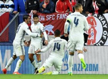 Los jugadores del Real Madrid celebrando el gol de Marco Asensio 