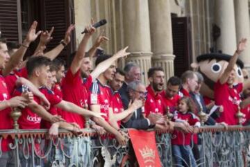 Celebración multitudinaria del Osasuna en las calles de Pamplona