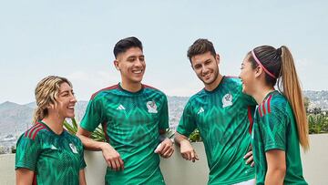 Modelos presentan la camiseta de la Selección Mexicana,
