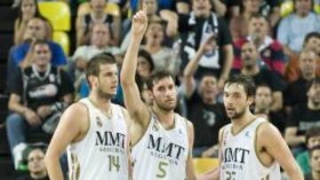 <b>NÚMERO UNO. </b>Rudy alza el dedo índice para celebrar una canasta junto a Velickovic y Llull.