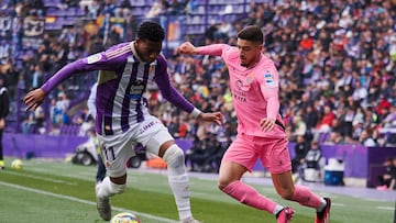 VALLADOLID, 05/03/2023.- El delantero ecuatoriano del Real Valladolid Gonzalo Plata (i) controla el balón ante el defensa del Espanyol Óscar Gil (d) durante el partido de Liga de Primera División disputado en el estadio de Zorrilla. EFE/R. García
