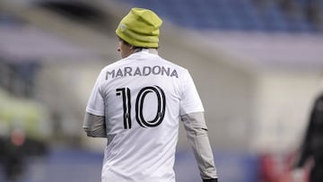 Previo al encuentro ante FC Dallas, Nicolás Lodeiro portó una camiseta de entrenamiento con el el nombre de Maradona para rendirle homenaje al astro argentino.