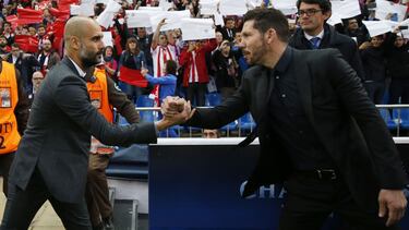 Guardiola y Simeone se saludan antes del Atlético-Bayern de 2016.