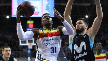 GRAF3356. ANDORRA LA VELLA (ANDORRA), 29/12/2018.- El base canadiense del MoraBanc Andorra Dylan Ennis (i) entra a canasta ante Alec Brown, de Movistar Estudiantes, durante el partido de la Liga ACB de baloncesto que se disputa esta noche en el Pavelló Poliesportiu de Andorra. EFE/Fernando Galindo