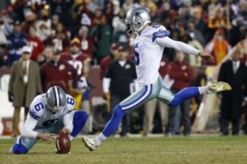 Dan Bailey, kicker de Dallas Cowboys, a punto de lanzar el field goal que dio la victoria a su equipo.