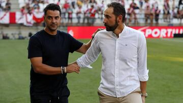 Míchel saluda a Machín antes del Rayo-Sevilla.