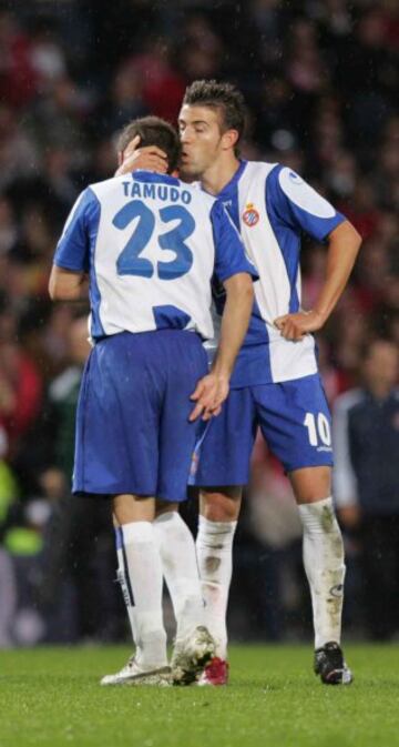 Tamudo es consolado tras perder la final de la Copa de la UEFA 2007 ante el Sevilla.