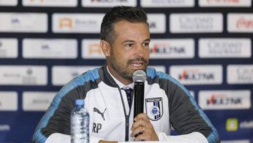 Rafael Puente del Río hablando durante su presentación como director técnico de Querétaro para el Apertura 2018 de la Liga MX.