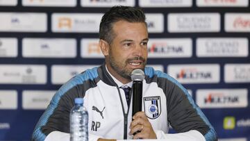 Rafael Puente del R&iacute;o hablando durante su presentaci&oacute;n como director t&eacute;cnico de Quer&eacute;taro para el Apertura 2018 de la Liga MX.