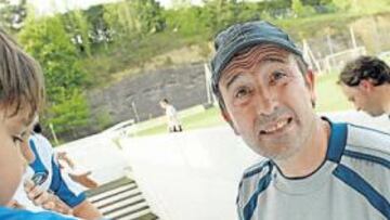 <b>ARROPADO. </b>Lotina firma un autógrafo a un joven seguidor blanquiazul en Zubieta.