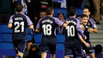 GRAF4222. SAN SEBASTI&Aacute;N, 09/12/2018.- El delantero del Real Valladolid Toni Villa (2d) celebra con sus compa&ntilde;eros su gol, primero del equipo ante la Real Sociedad, durante el partido de la decimoquinta jornada de Liga en Primera Divisi&oacut