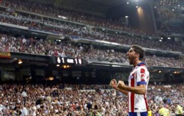 Raúl García marca el 1-1 en la ida de la Supercopa de España contra el Real Madrid el 19 de agosto de 2014.