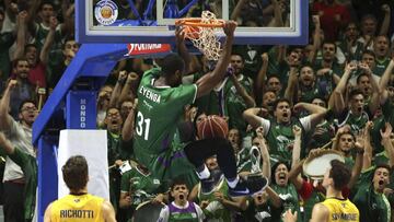 GRA362. MÁLAGA, 28/05/2017.- El alero del Unicaja Christian Eyenga (c) machaca la canasta entre Richotti (i) y San Miguel, ambos de Iberostar Tenerife, durante el tercer partido de los cuartos de final de la Liga ACB que disputan esta noche en el Palacio de los Deportes "José María Martín Carpena", en Málaga. EFE/Daniel Pérez
