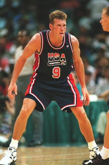 Dan Majerle (Míchigan, 1965) es recordado por su excelente mecánica de tiro y por sus habilidades defensiva. El escolta llegó a la NBA en 1988 a los Phoenix Suns. En Arizona disputó tres All Star y unas Finales, las de 1993 junto a Charley Barkley y ante los Chicago Bulls de Michael Jordan. Su figura aparece en el documental The Last Dance: Jerry Krause pensó en traspasar a Scottie Pippen por él (y varias piezas más) por sus capacidades defensivas. La supuesta operación colocó a Majerle en el punto de mira de Jordan. Tras la franquicia de Arizona, llegarían Cleveland y Miami, donde cerraría una gran carrera cuya guinda fue el oro del Mundial de Canadá.