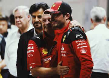 Carlos Sainz celebrando la victoria junto a Frederic Vasseur, director general de Scuderia Ferrari.