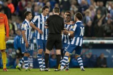 Protestas de los jugadores del espanyol al árbitro Fernández Borbalán.