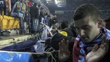 Un grupo de aficionados del Nápoles cayó al campo.