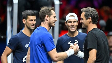 Andy Murray saluda a Roger Federer en presencia de Novak Djokovic y Rafa Nadal durante un entrenamiento en la Laver Cup.