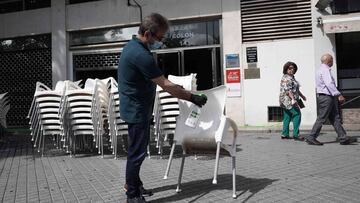 GRAFAND8118. CÓRDOBA, 05/05/2020.- Un hombre prepara su negocio y limpia las sillas para una terraza en Córdoba, hoy martes segunda jornada de la fase 0 de la desescalada del confinamiento por la COVID-19. EFE / Rafa Alcaide