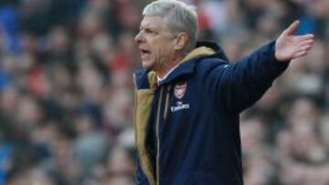 Arsene Wenger da órdenes durante el encuentro de FA Cup entre el Arsenal y el Watford.