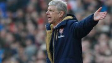 Arsene Wenger da &oacute;rdenes durante el encuentro de FA Cup entre el Arsenal y el Watford.