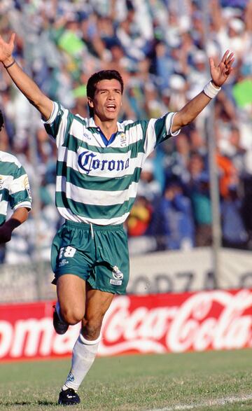 Jared Borgetti de los delanteros más prolíficos que hayan jugado en la Liga MX. El goleador sinaloense formó una gran dupla con Rodrigo Ruiz en Santos Laguna y consiguió un par de títulos de liga con los Guerreros y varias distinciones como el mejor delantero.