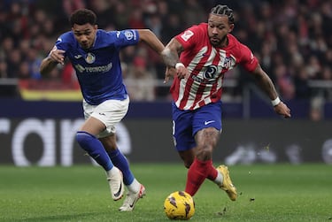 Gastón Álvarez persigue a Memphis Depay.