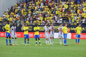 Los jugadores se retiran a vestuarios hasta que se resuelva la situación, pero el partido no está suspendido.