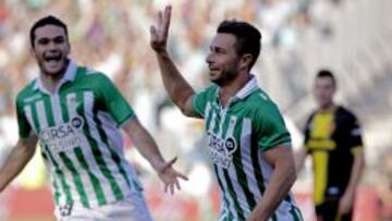 El delantero del Real Betis, Rubén Castro (c), celebra su gol junto a su compañero Jorge Molina, durante el partido de Liga, correspondiente a la jornada trigésimo séptima en Primera División, que Real Betis y Real Zaragoza disputan, esta tarde, en el estadio Benito Villamarín, en Sevilla.