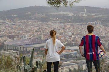 22/10/20 REPORTAJE EL CLASICO PARTIDO BARCELONA REAL MADRID PAREJA CAMISETAS