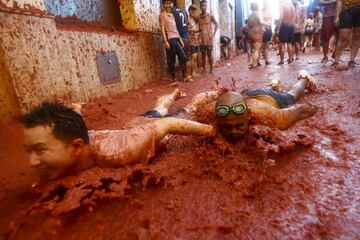 Buñol se tiñe de rojo con su tradicional 'Tomatina'