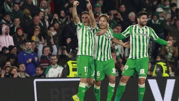 Canales, Joaqu&iacute;n y Barrag&aacute;n, jugadores del Betis. 