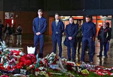 El Real Madrid ofreció otra muestra del gran respeto que siente por el Liverpool. Emilio Butragueño, Huijsen y dos leyendas de los ‘reds’ como Xabi Alonso y Trent presentaron una ofrenda floral en el memorial en Anfield que recuerda a Diogo Jota, fallecido el pasado 3 de julio. Trent, excompañero del portugués, le dejó una nota: “Te echo de menos, cada día”.