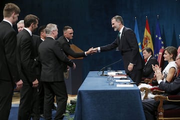 El rey Felipe entrega a los representantes de All Blacks, la selección masculina de rugby de Nueva Zelanda, el Premio Princesa de Asturias 2017 de los Deportes