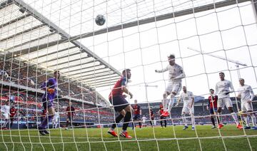 El jugador del Real Madrid, Sergio Ramos, marca el 1-2 al Osasuna. 