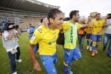 Los jugadores de Las Palmas alegres tras conseguir el ascenso a Primera.
