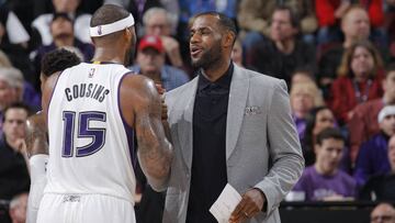 LeBron James saluda a DeMarcus Cousins.