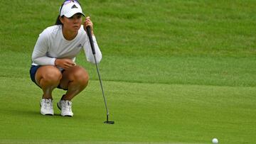 Danielle Kang observa la bola durante la segunda jornada del HSBC Women&#039;s World Championship.