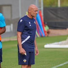 Schreuder no descarta el fichaje de más jugadores