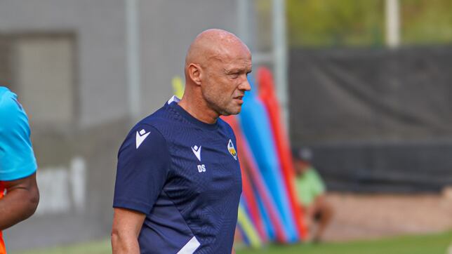 Schreuder no descarta el fichaje de más jugadores