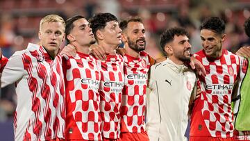 Los jugadores del Girona al término del partido de la fase regular de la Liga de Campeones que han disputado hoy martes Girona y Slovan Bratislava en el estadio Montilivi.