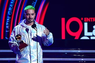 J Balvin con el premio  de Mejor Álbum de Música Urbana.