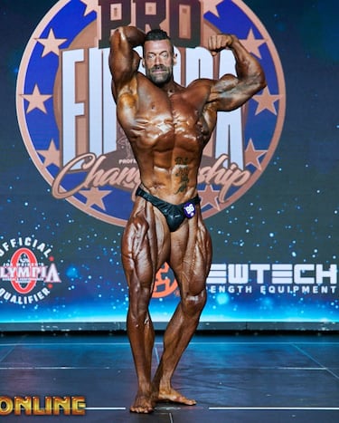 Compite en la categoría Classic Physique, aunque en el pasado ha competido también en Culturismo (Open). Empezó a entrenar desde los 16 o 17 años y estuvo metido en deportes de contacto y atletismo, pero se centró en el culturismo a los 17 o 18 años. Ganó el campeonato "Despertaferro" en la categoría de Culturismo.