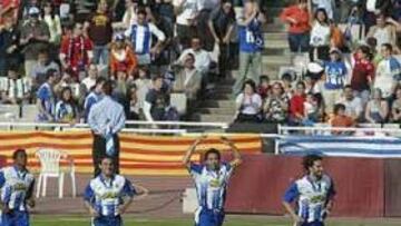 <b>A SU AFICIÓN.</b> Los jugadores del Espanyol, al término del encuentro, ofrecieron la Copa del Rey, ganada ante el Zaragoza, a la afición de Montjuic.