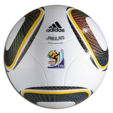 Mundial de Sudáfrica 2010. Adidas Jabulani, con una capa de supercarbonato para ayudar en la precisión de los tiros. Dolor de cabeza para los porteros.