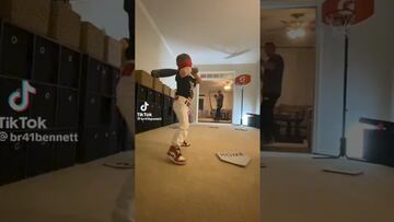 Niño beisbolista se vuelve viral en su práctica en casa con sus papás