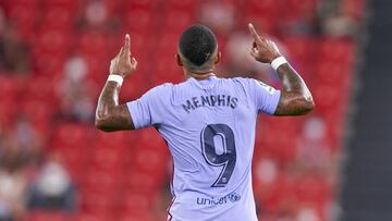 Memphis dedica al cielo su gol en San Mamés.