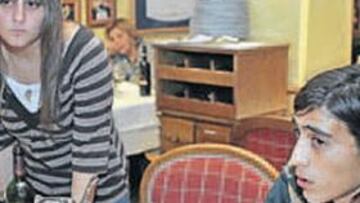 <b>CAZADO. </b>Martín Cáceres con la redactora de AS en Casa Juan.