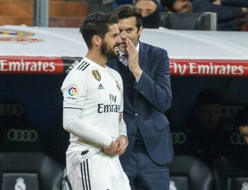 Solari da instrucciones a Isco en el Real Madrid-Valencia.