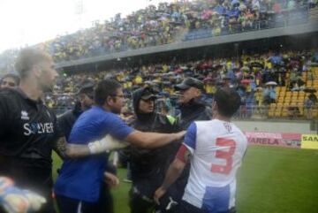 Los jugadores del Hércules protestan la decisión de Sánchez Laso tras pitar un penalti dudoso contra los alicantinos. 